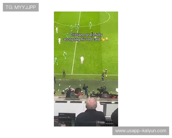 C罗染红离场，爱尔兰球迷集体模仿其“哭泣”手势